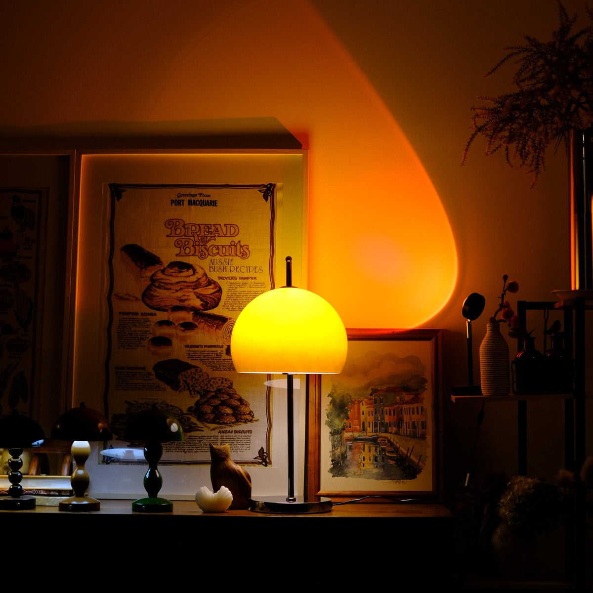 Lámpara de mesa seta de cristal ámbar Ambalo en un salón de estilo vintage – imagen 6