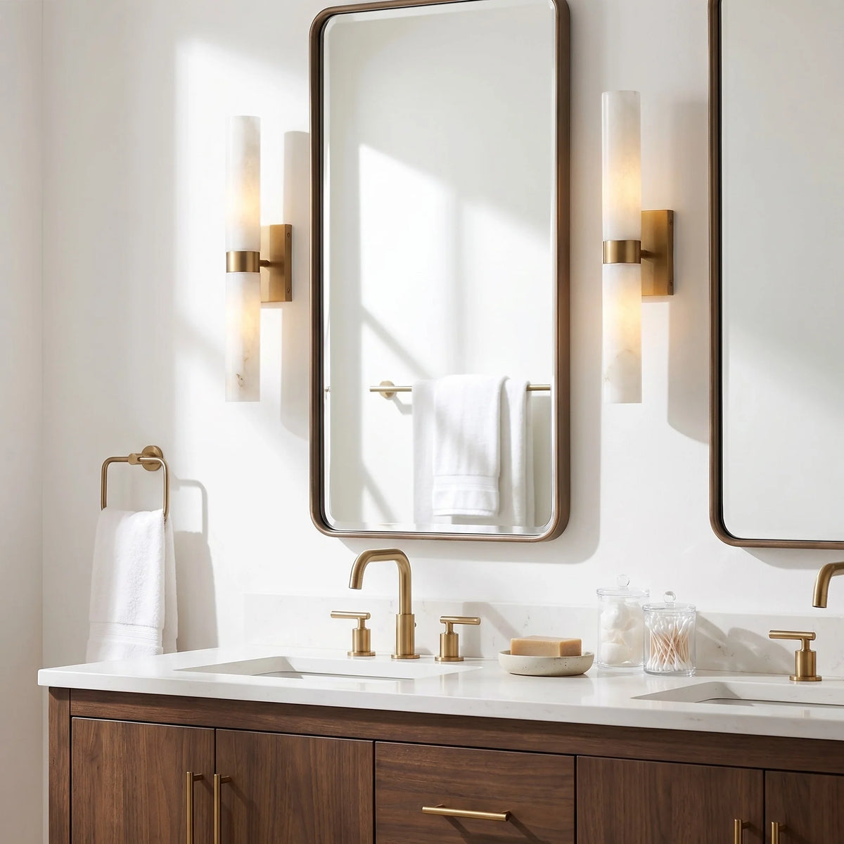 Aplique de pared de doble tubo Melliza junto al espejo de un baño – imagen 23