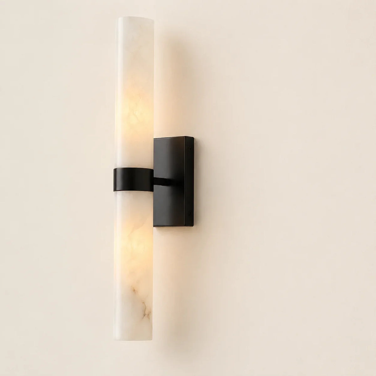 Aplique de pared de doble tubo Melliza junto al espejo de un baño – imagen 10