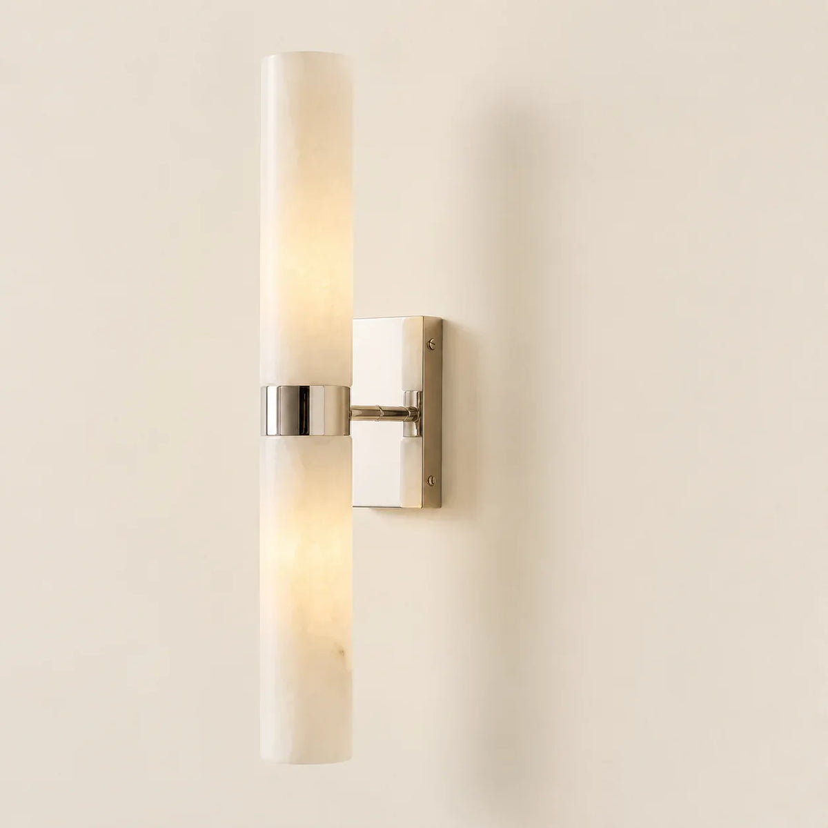 Aplique de pared de doble tubo Melliza junto al espejo de un baño – imagen 9