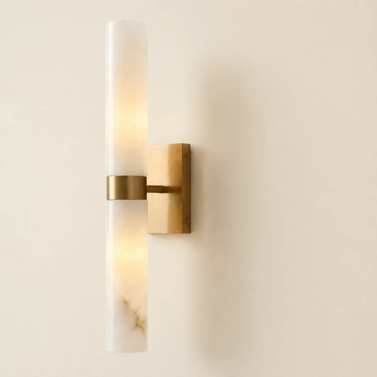 Aplique de pared de doble tubo Melliza junto al espejo de un baño – imagen 8
