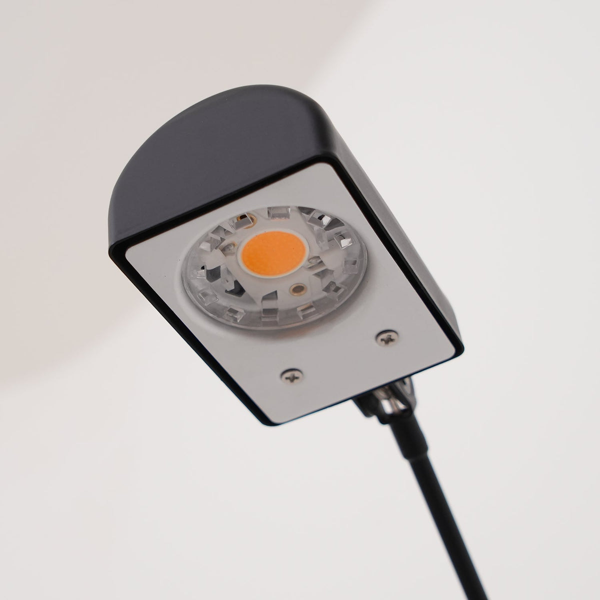 Lámpara de pie de lectura LED Iradia – detalle del cabezal LED