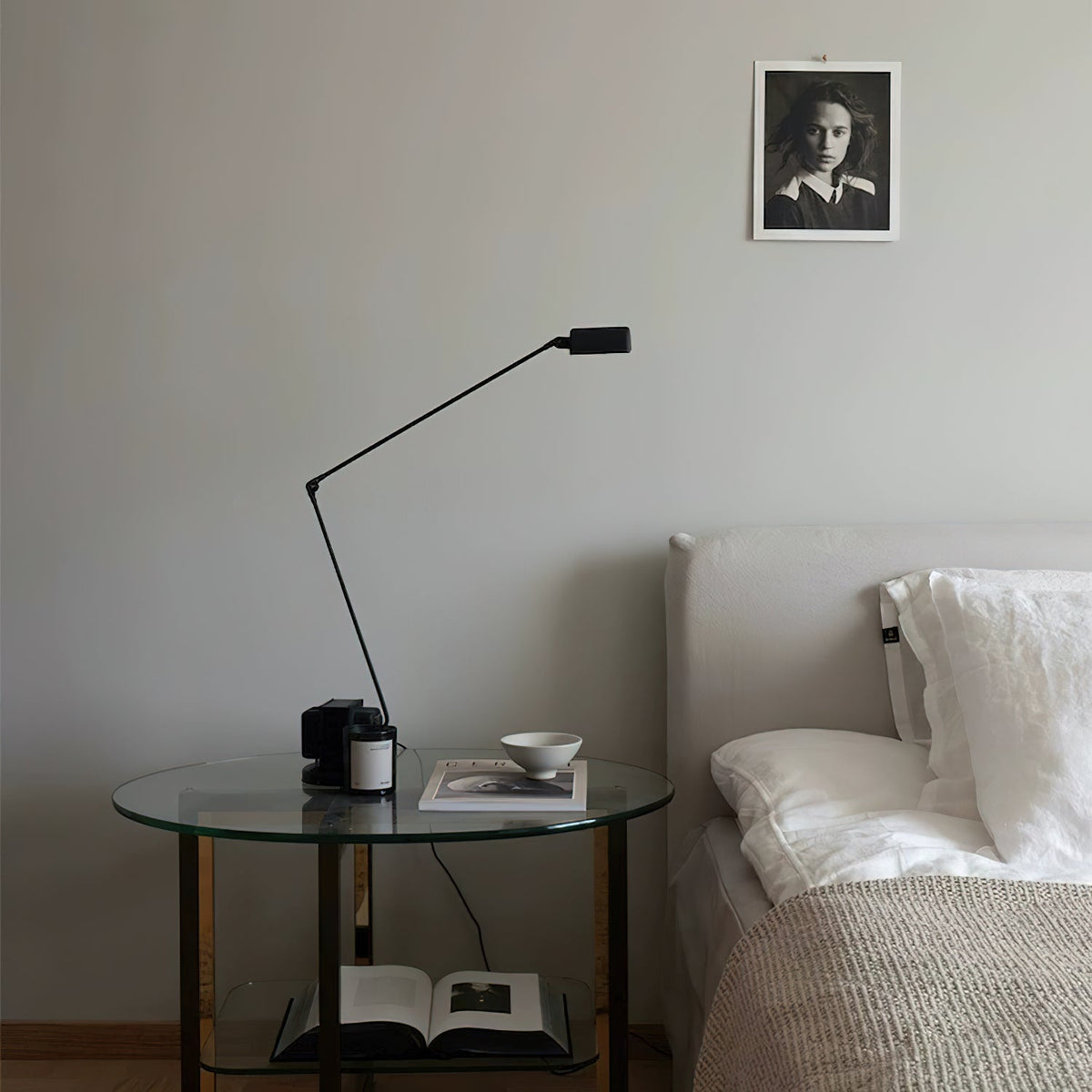 Lámpara de escritorio articulada Brazela sobre un escritorio de madera – imagen 8