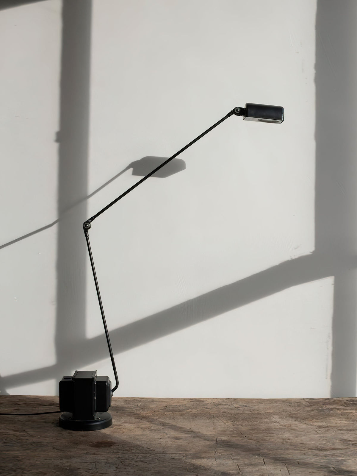 Lámpara de escritorio articulada Brazela sobre un escritorio de madera – imagen 15