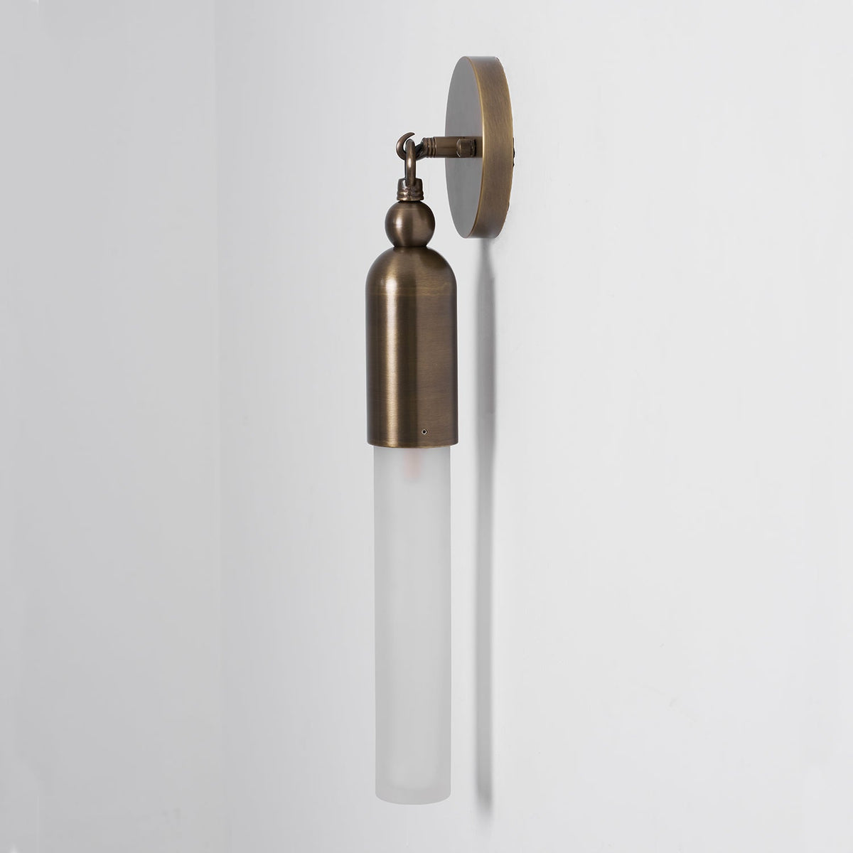 Aplique de pared de latón Pavesa junto a un espejo – imagen 27