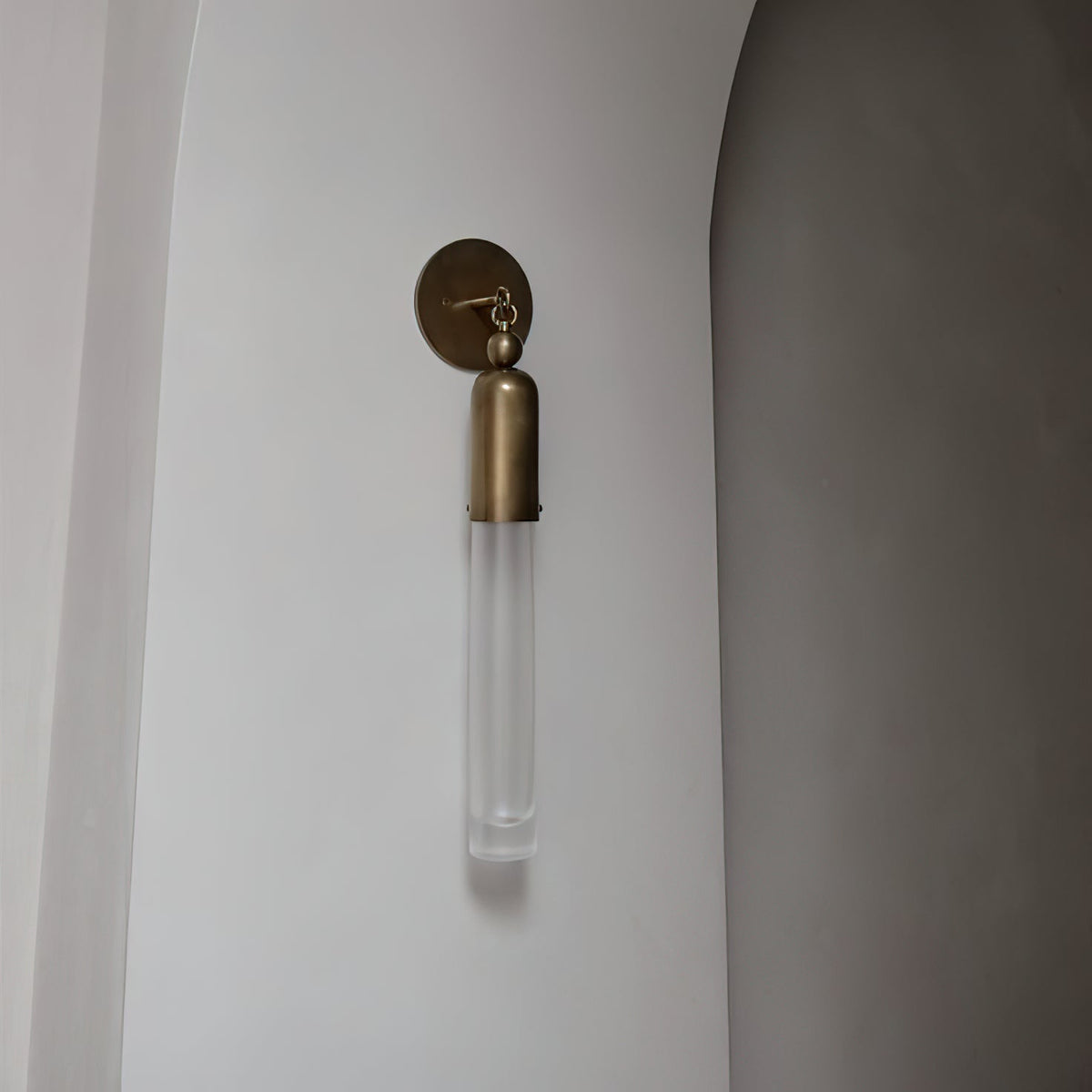 Aplique de pared de latón Pavesa junto a un espejo – imagen 24