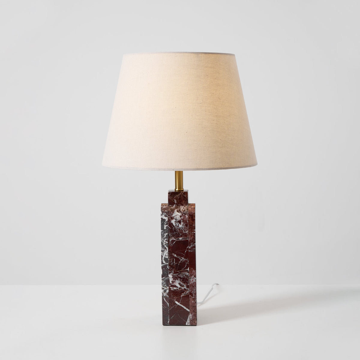Lámpara de mesa de mármol Esmara sobre un aparador de madera – imagen 4