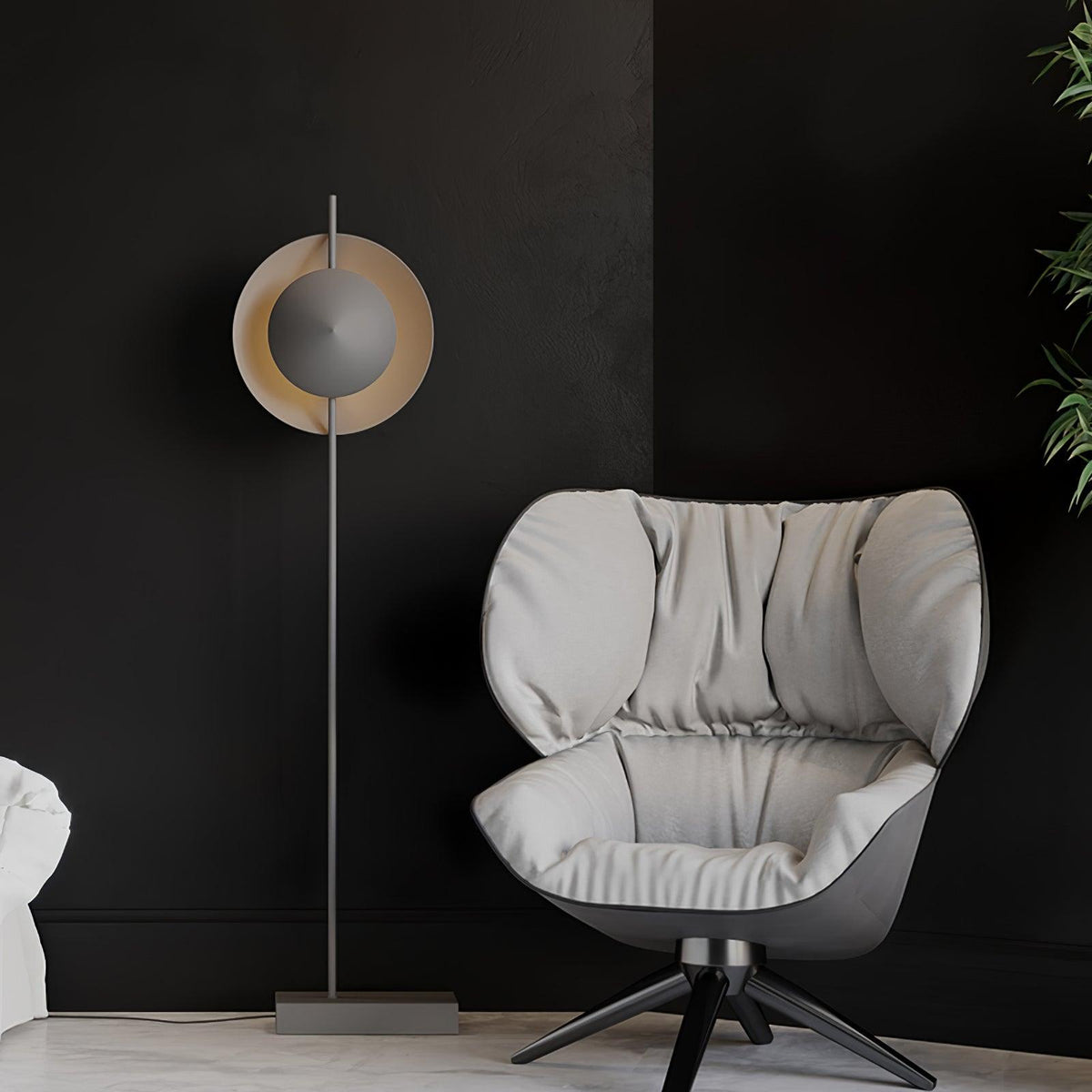 Lámpara de pie con dos pantallas circulares grises Eclipra junto a un sillón en un dormitorio – imagen 10