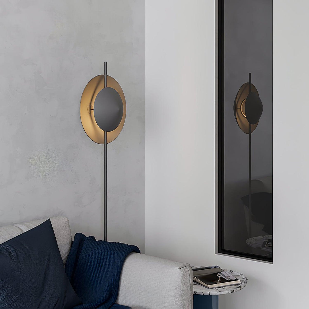 Lámpara de pie con dos pantallas circulares grises Eclipra junto a un sillón en un dormitorio – imagen 12