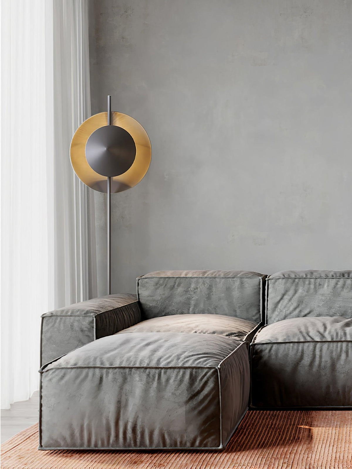 Lámpara de pie con dos pantallas circulares grises Eclipra junto a un sillón en un dormitorio – imagen 13
