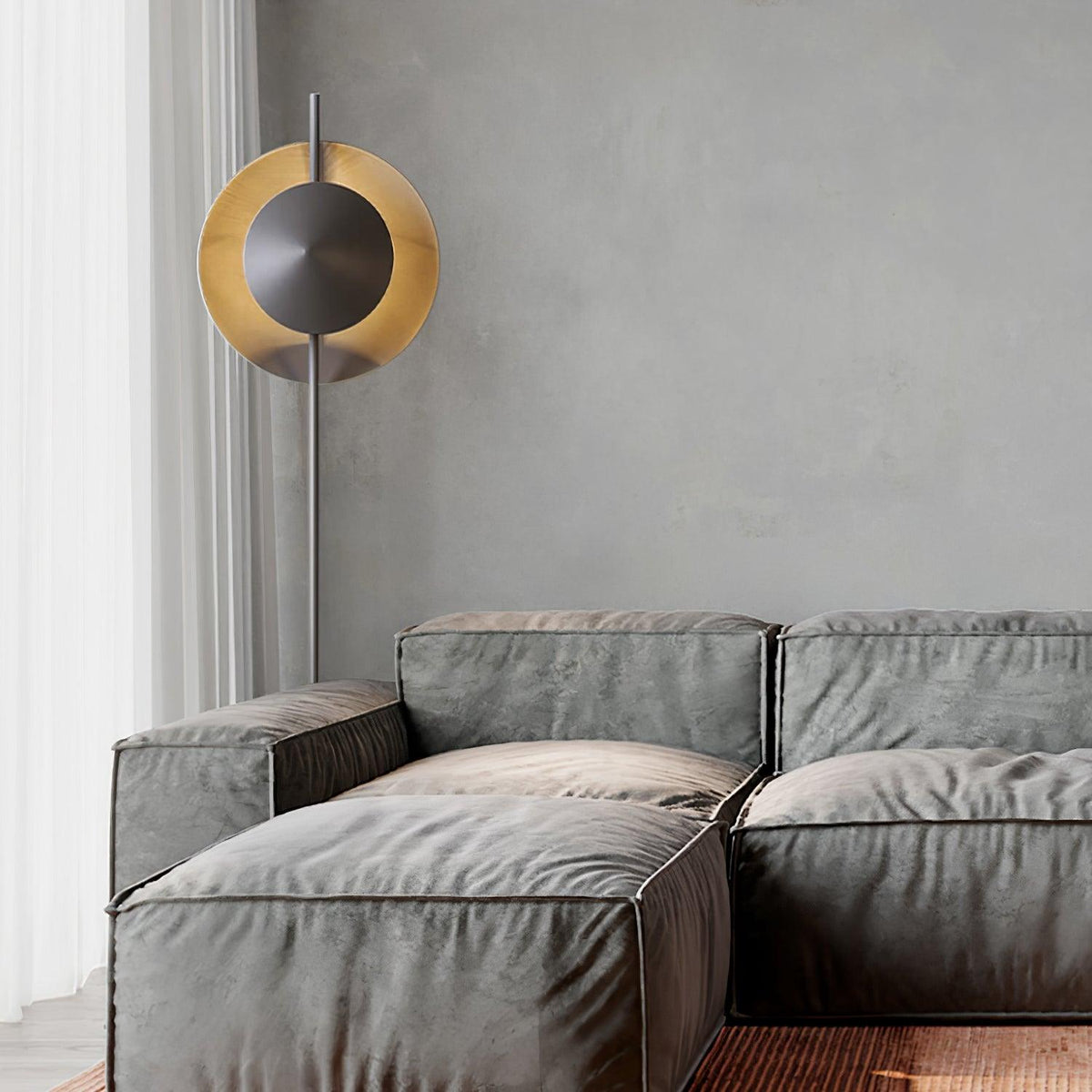 Lámpara de pie con dos pantallas circulares grises Eclipra junto a un sillón en un dormitorio – imagen 15