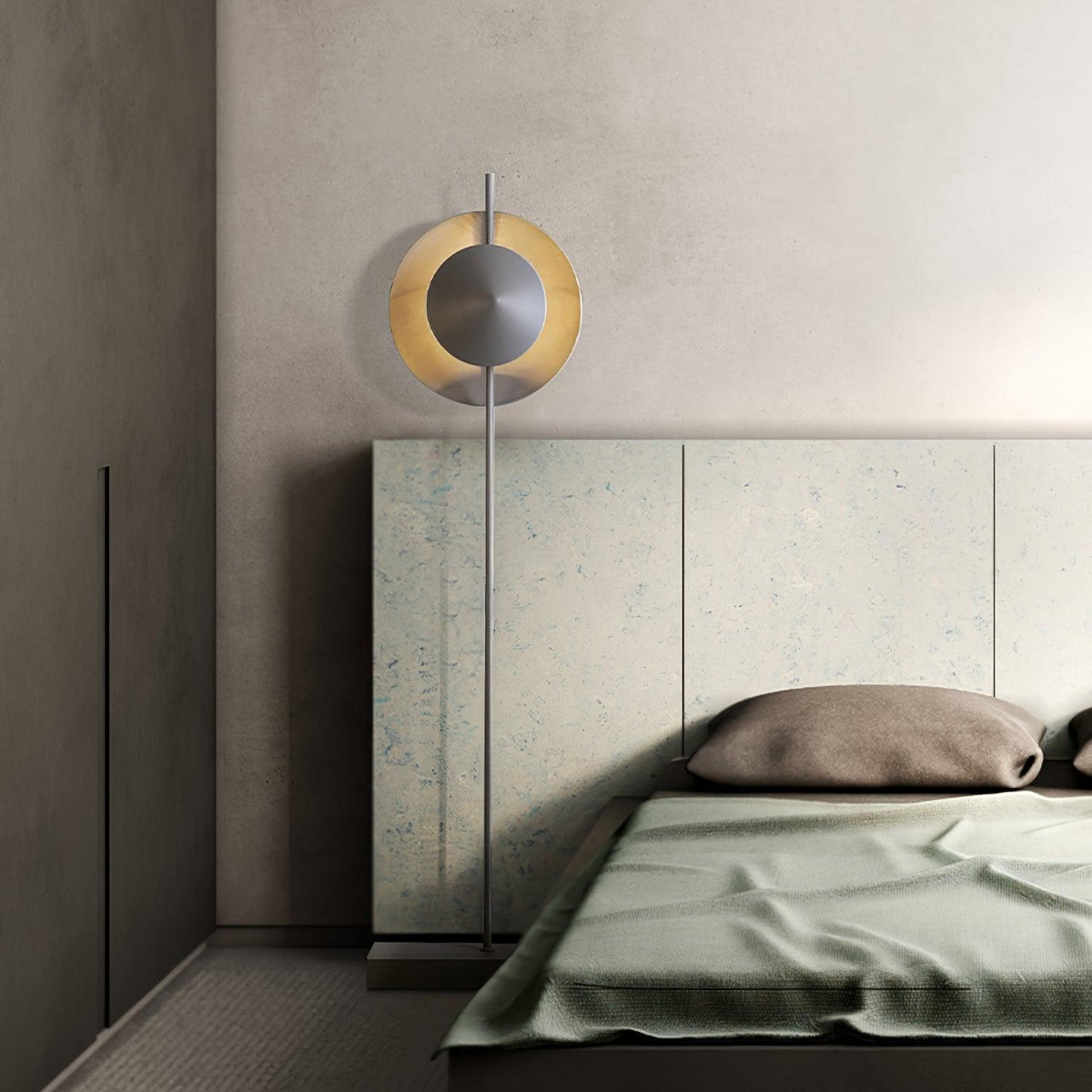 Lámpara de pie con dos pantallas circulares grises Eclipra junto a un sillón en un dormitorio – imagen 16