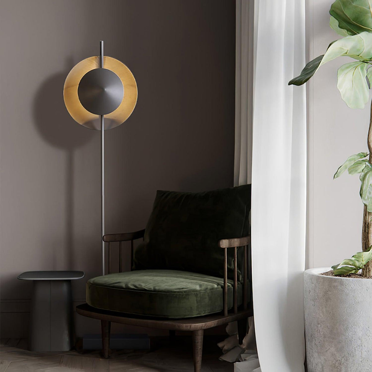 Lámpara de pie con dos pantallas circulares grises Eclipra junto a un sillón en un dormitorio – imagen 14