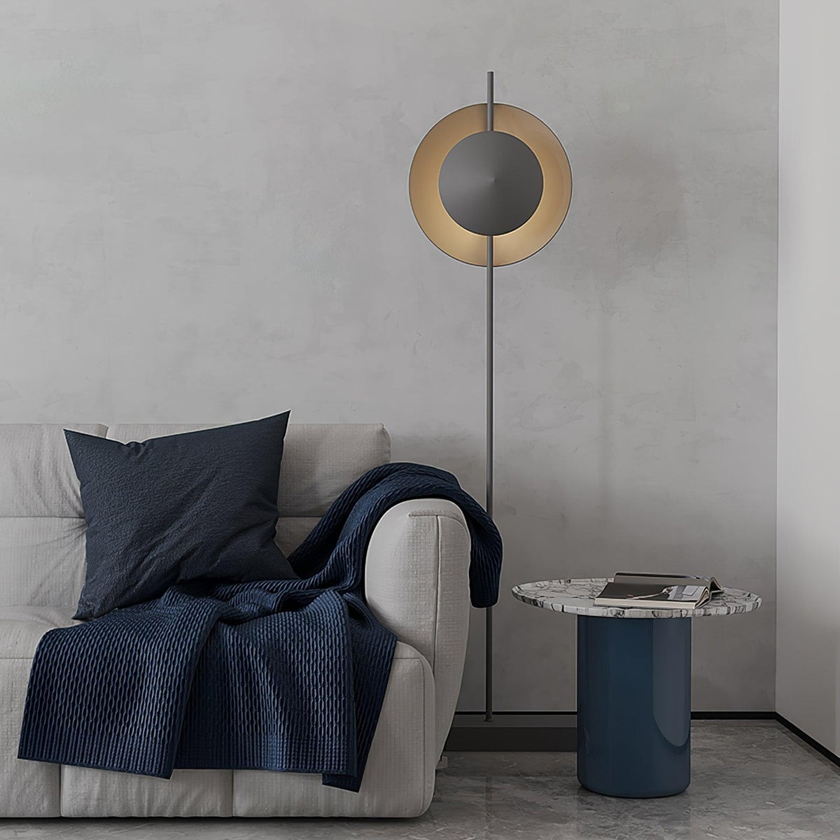 Lámpara de pie con dos pantallas circulares grises Eclipra junto a un sillón en un dormitorio – imagen 9
