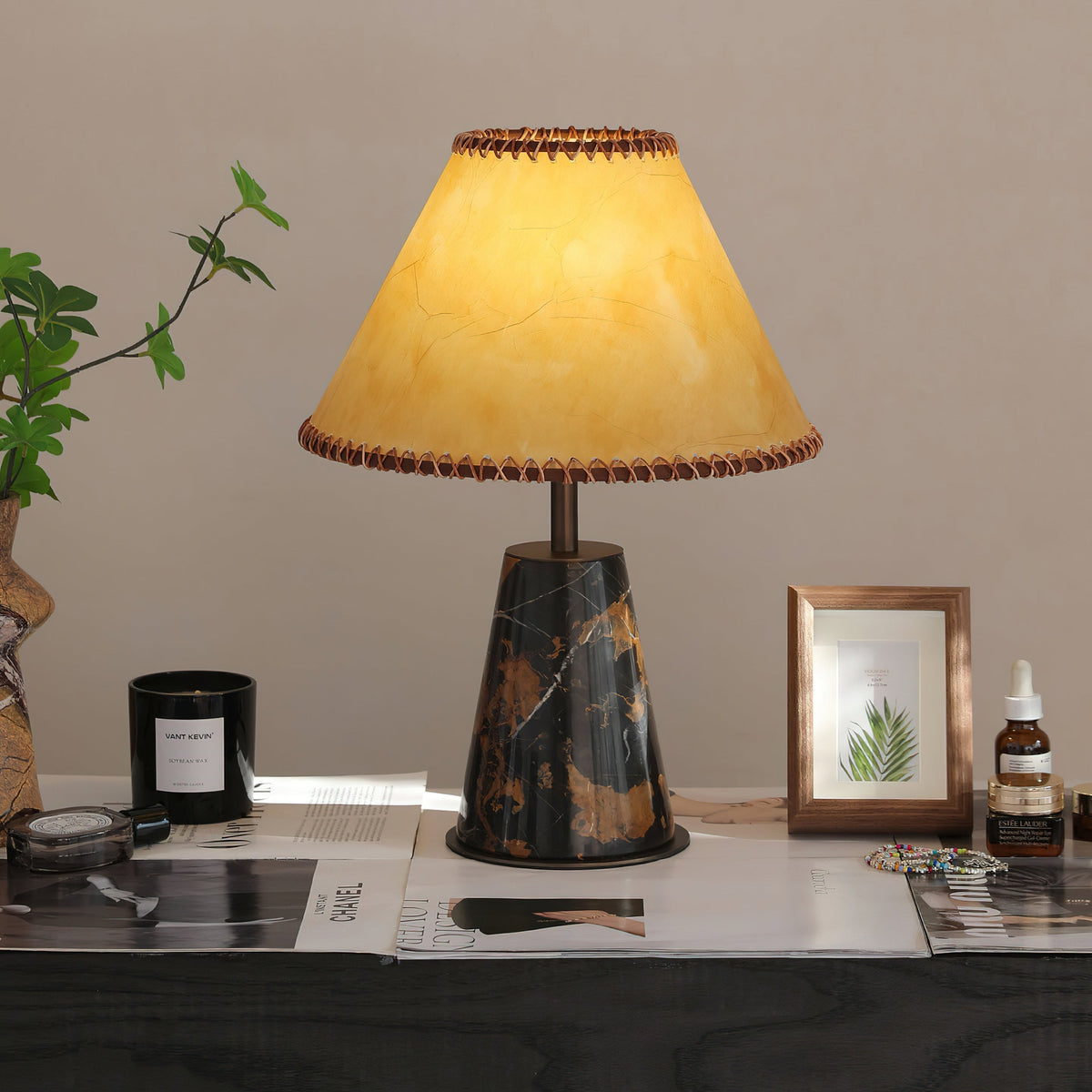 Rustana - Lámpara de Mesa de Mármol con Pantalla de Pergamino Cosida
