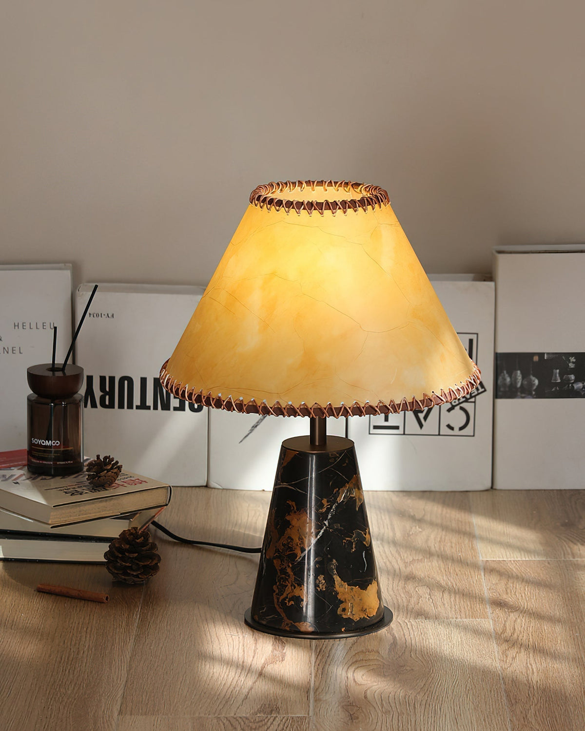 Lámpara de mesa de mármol Rustana – encendida con luz natural