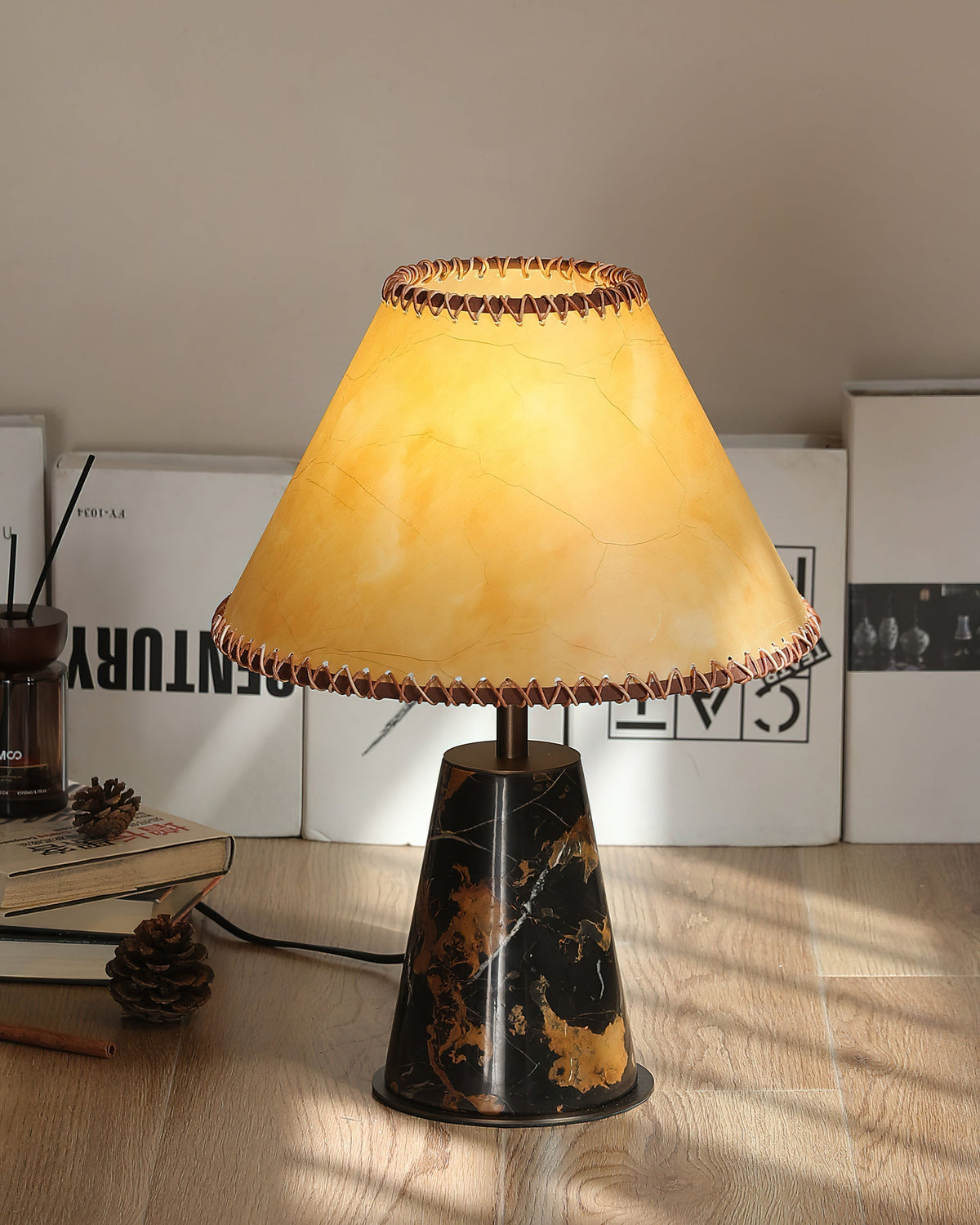 Lámpara de mesa de mármol Rustana – con luz cálida junto a la ventana