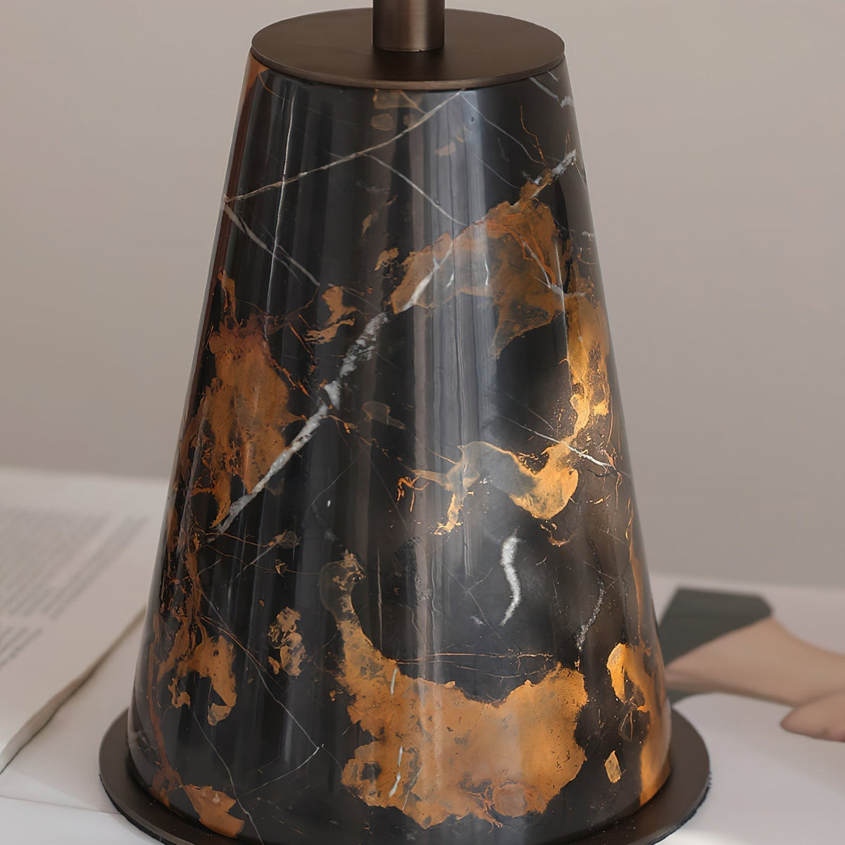 Lámpara de mesa de mármol Rustana – detalle del veteado de la base
