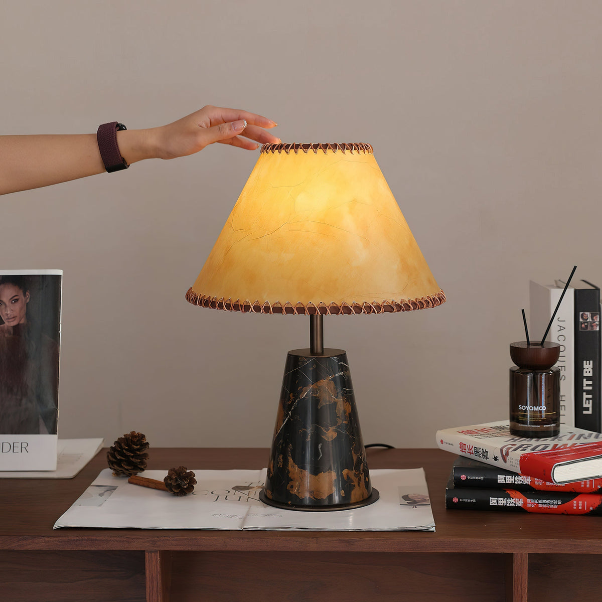 Lámpara de mesa de mármol Rustana – al encender la lámpara