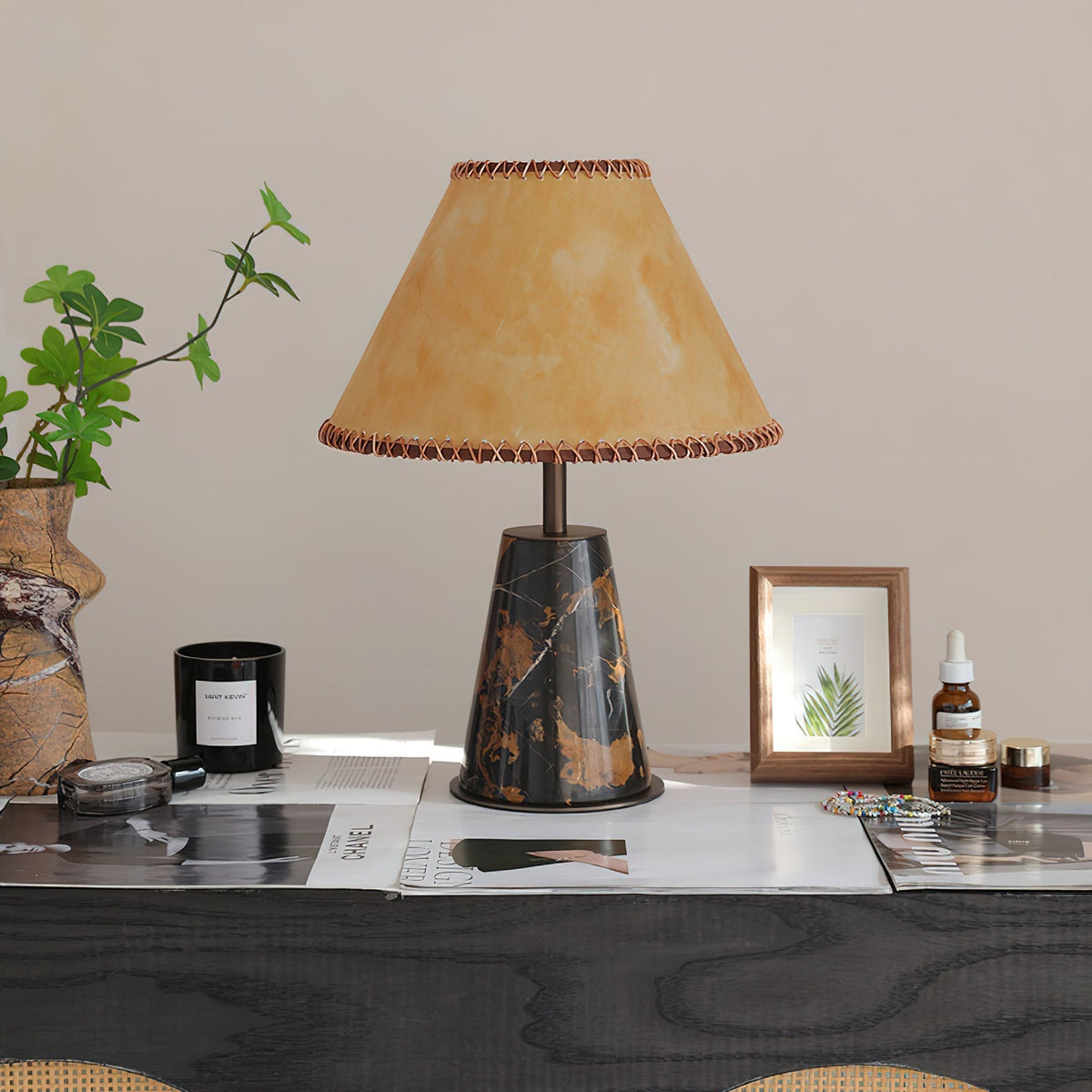 Lámpara de mesa de mármol Rustana – encendida con plantas y velas
