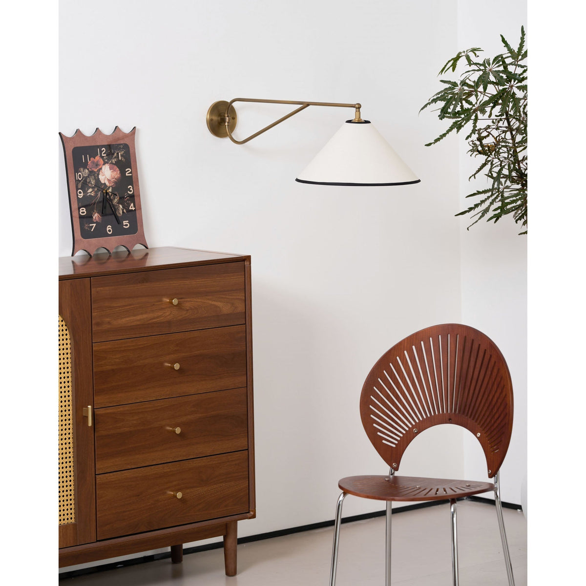 Aplique de pared con brazo giratorio Jalvira en un salón clásico – imagen 4