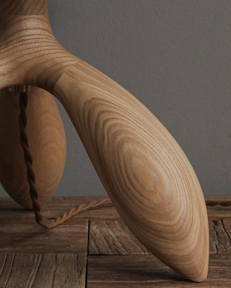 Lámpara de mesa trípode Simela – detalle de la veta en las patas