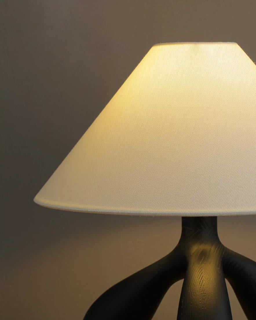 Lámpara de mesa trípode Simela – detalle de la pantalla de tela