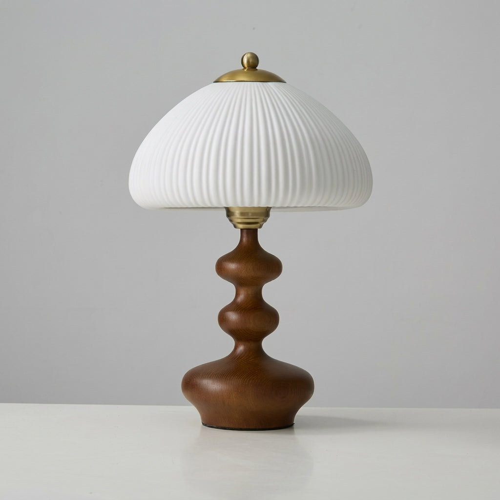 Lámpara de mesa de madera torneada Ruecola – en nogal sobre fondo gris