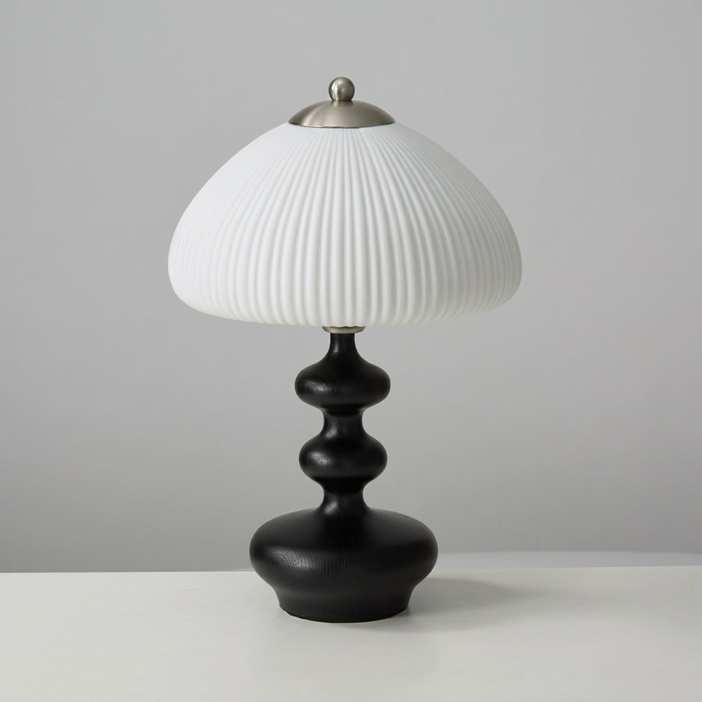Lámpara de mesa de madera torneada Ruecola – en negro sobre fondo gris
