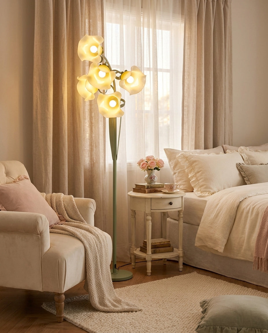 Lámpara de pie con flores de acrílico Campilia en un dormitorio luminoso – imagen 20