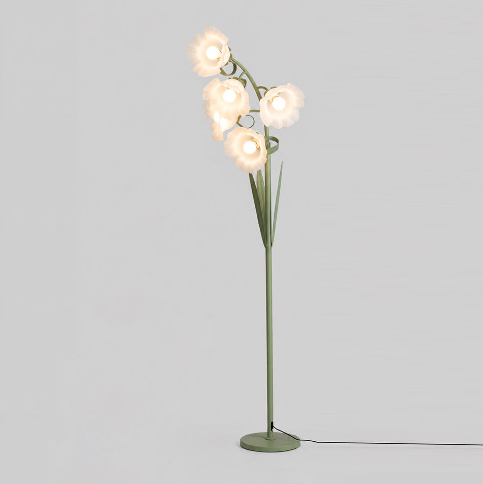 Lámpara de pie con flores de acrílico Campilia – con flores blancas con volantes grandes