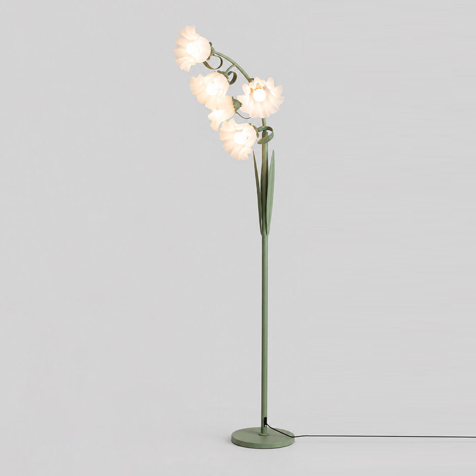 Lámpara de pie con flores de acrílico Campilia – con flores blancas con volantes