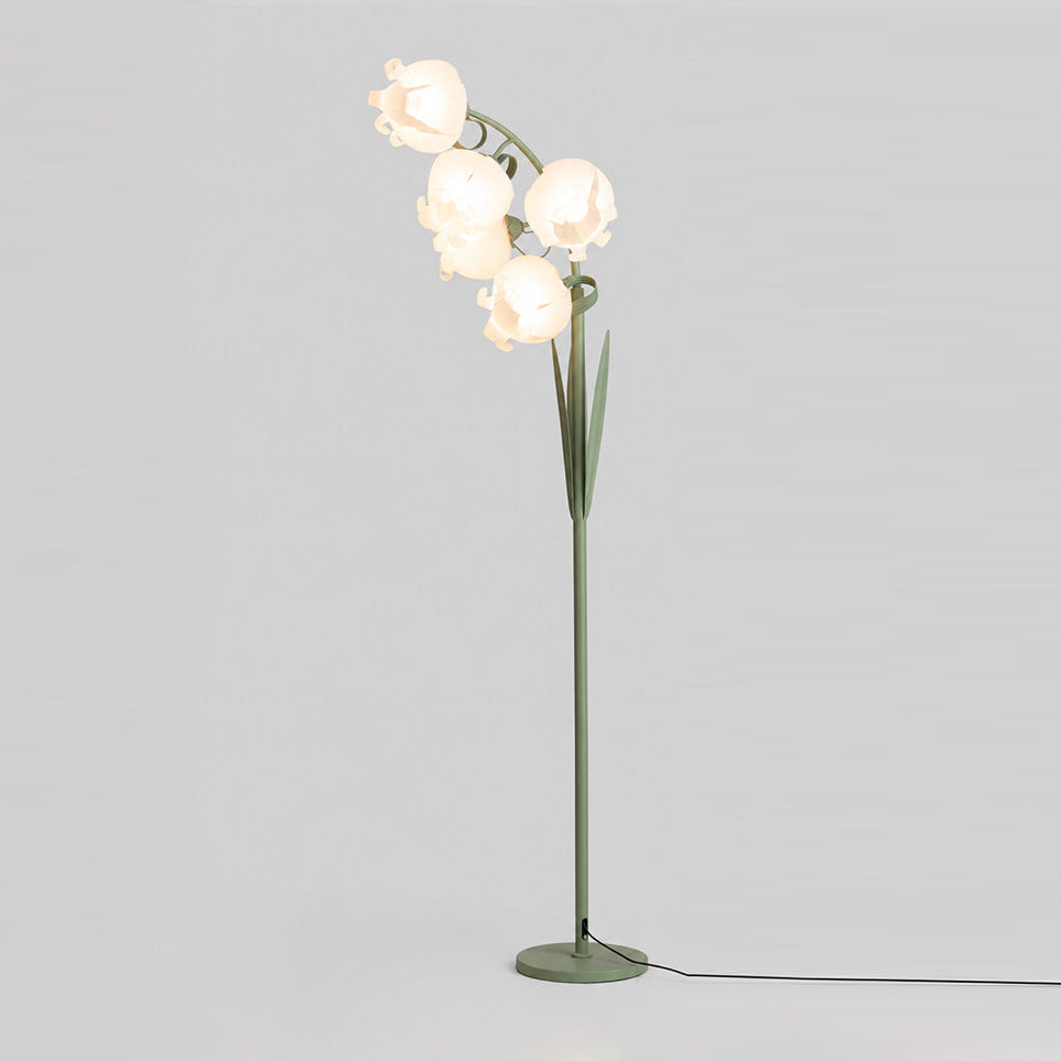 Lámpara de pie con flores de acrílico Campilia – con flores blancas tipo tulipán