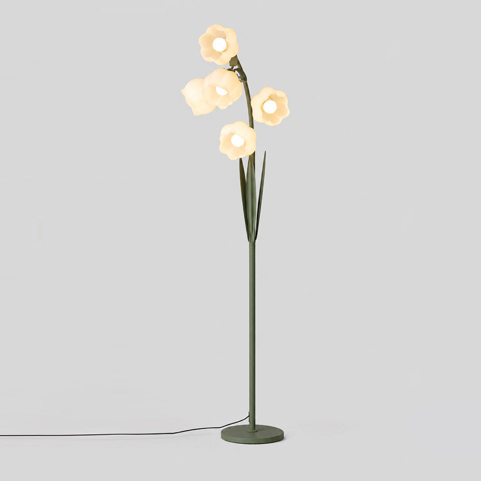 Lámpara de pie con flores de acrílico Campilia en un dormitorio luminoso – imagen 11