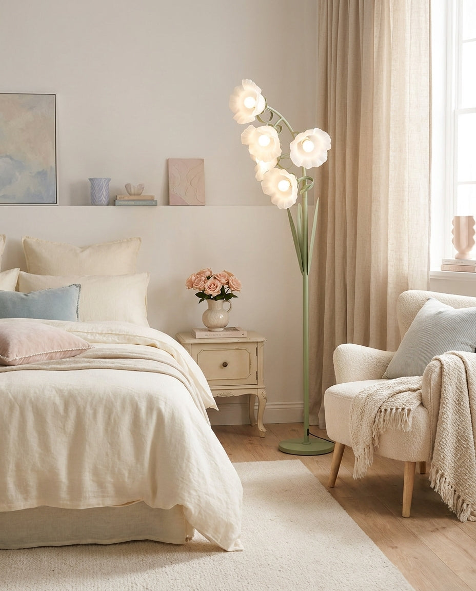 Lámpara de pie con flores de acrílico Campilia en un dormitorio luminoso – imagen 13