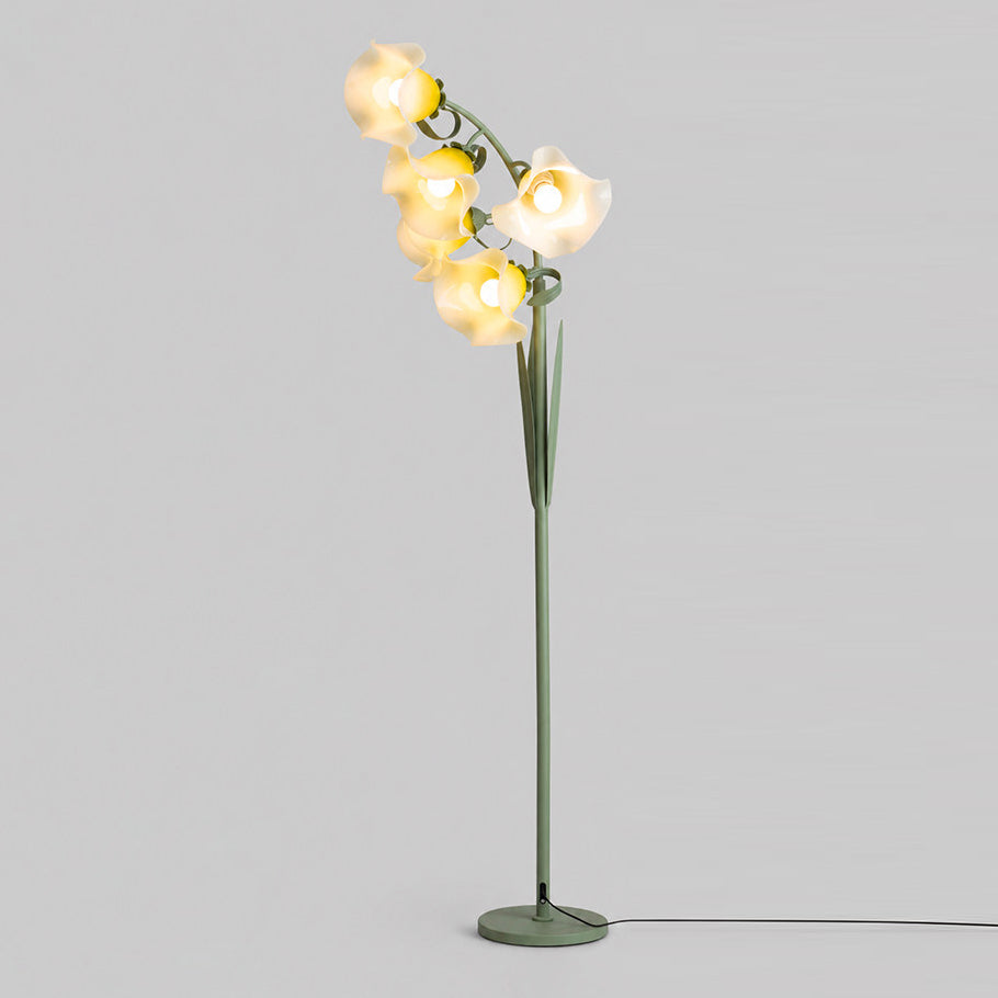 Lámpara de pie con flores de acrílico Campilia en un dormitorio luminoso – imagen 12