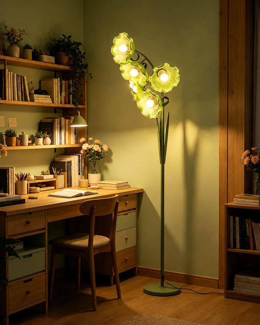 Lámpara de pie con flores de acrílico Campilia en un dormitorio luminoso – imagen 15