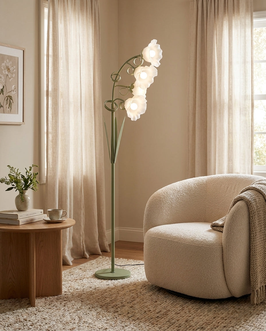 Lámpara de pie con flores de acrílico Campilia en un dormitorio luminoso – imagen 14