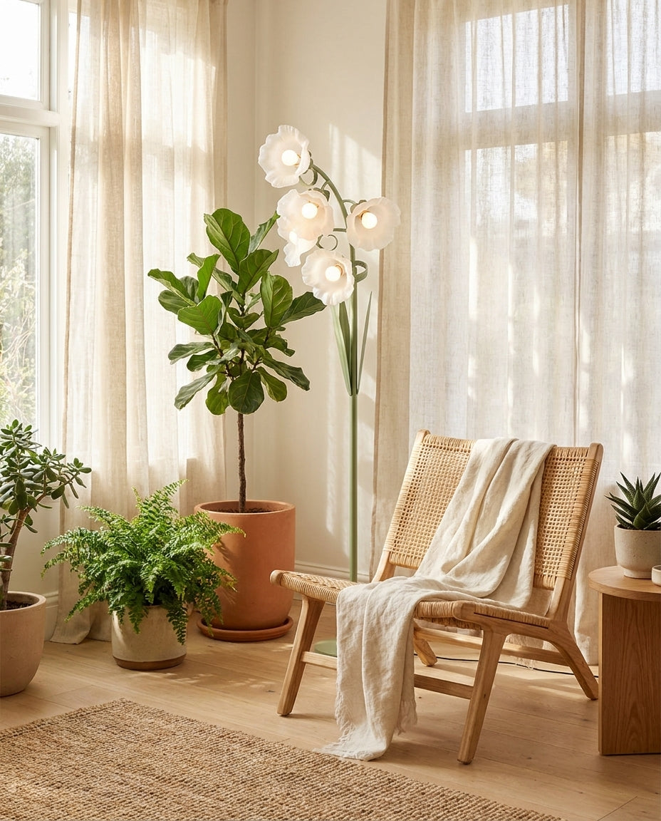 Lámpara de pie con flores de acrílico Campilia en un dormitorio luminoso – imagen 16