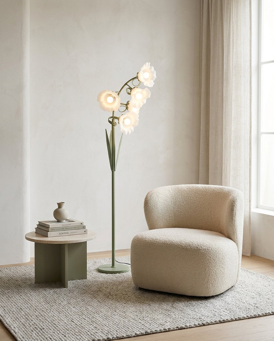 Lámpara de pie con flores de acrílico Campilia en un dormitorio luminoso – imagen 17