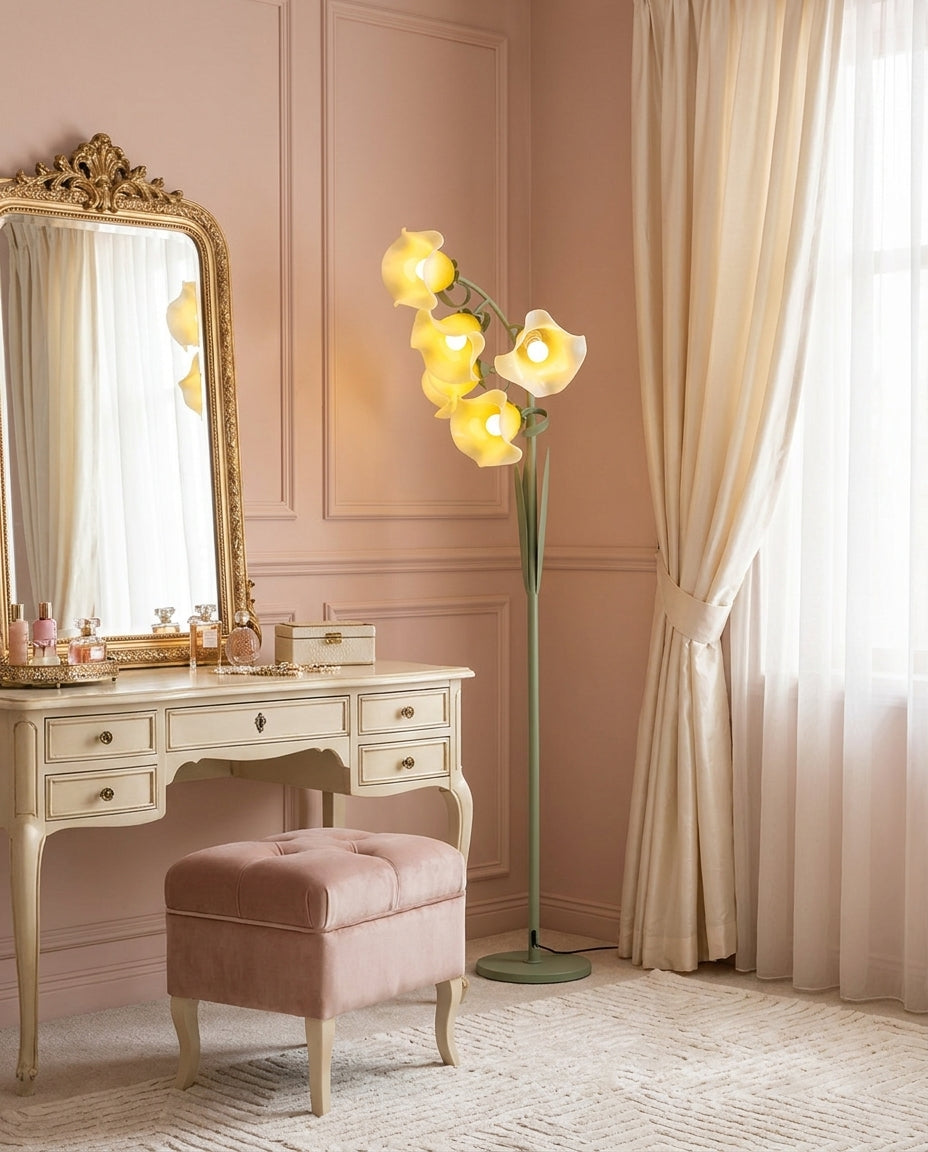 Lámpara de pie con flores de acrílico Campilia en un dormitorio luminoso – imagen 19