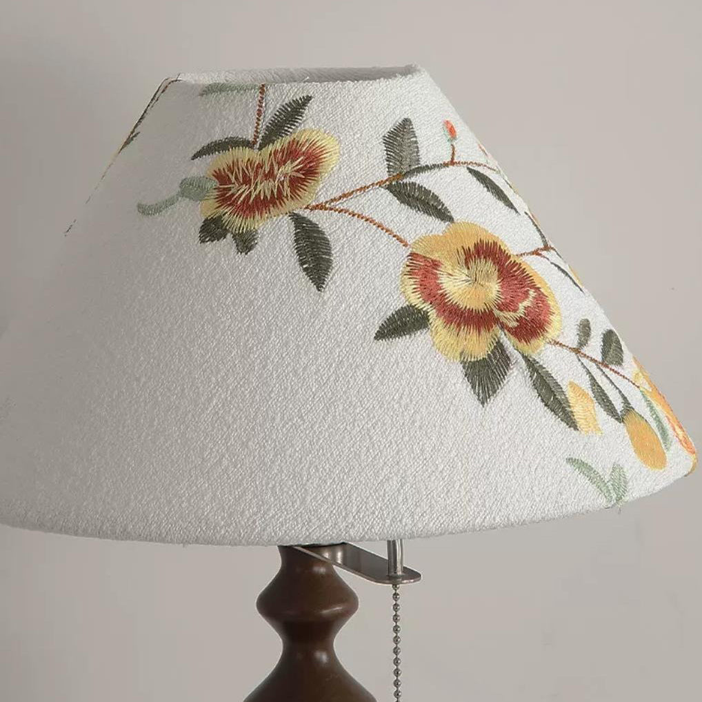 Lámpara de mesa con pantalla bordada Rosanda – detalle del bordado de peonías