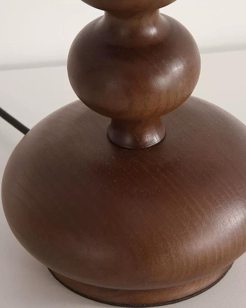 Lámpara de mesa con pantalla bordada Rosanda – detalle de la base de madera torneada