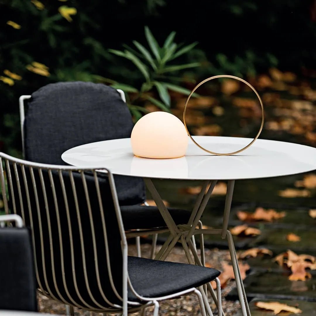 Lámpara de mesa recargable Aroleta en una terraza al anochecer – imagen 15