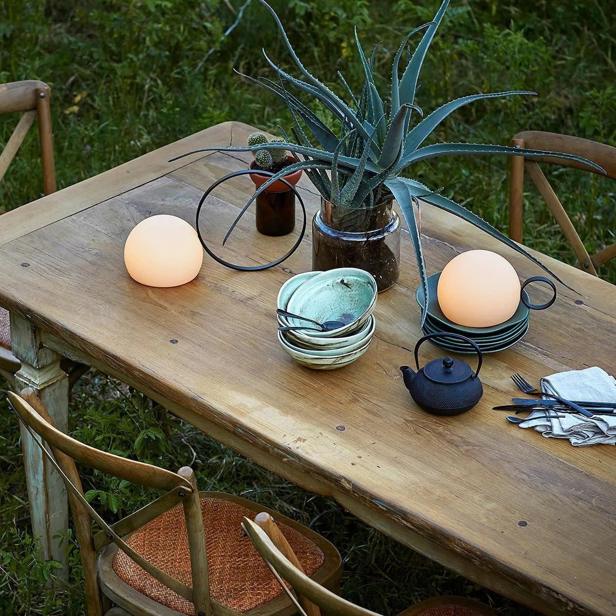 Lámpara de mesa recargable Aroleta en una terraza al anochecer – imagen 22