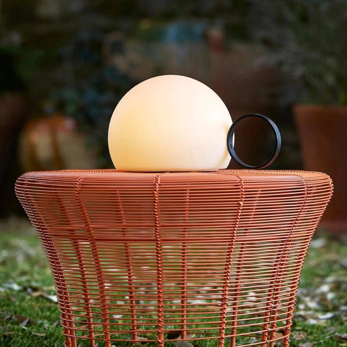 Lámpara de mesa recargable Aroleta en una terraza al anochecer – imagen 23
