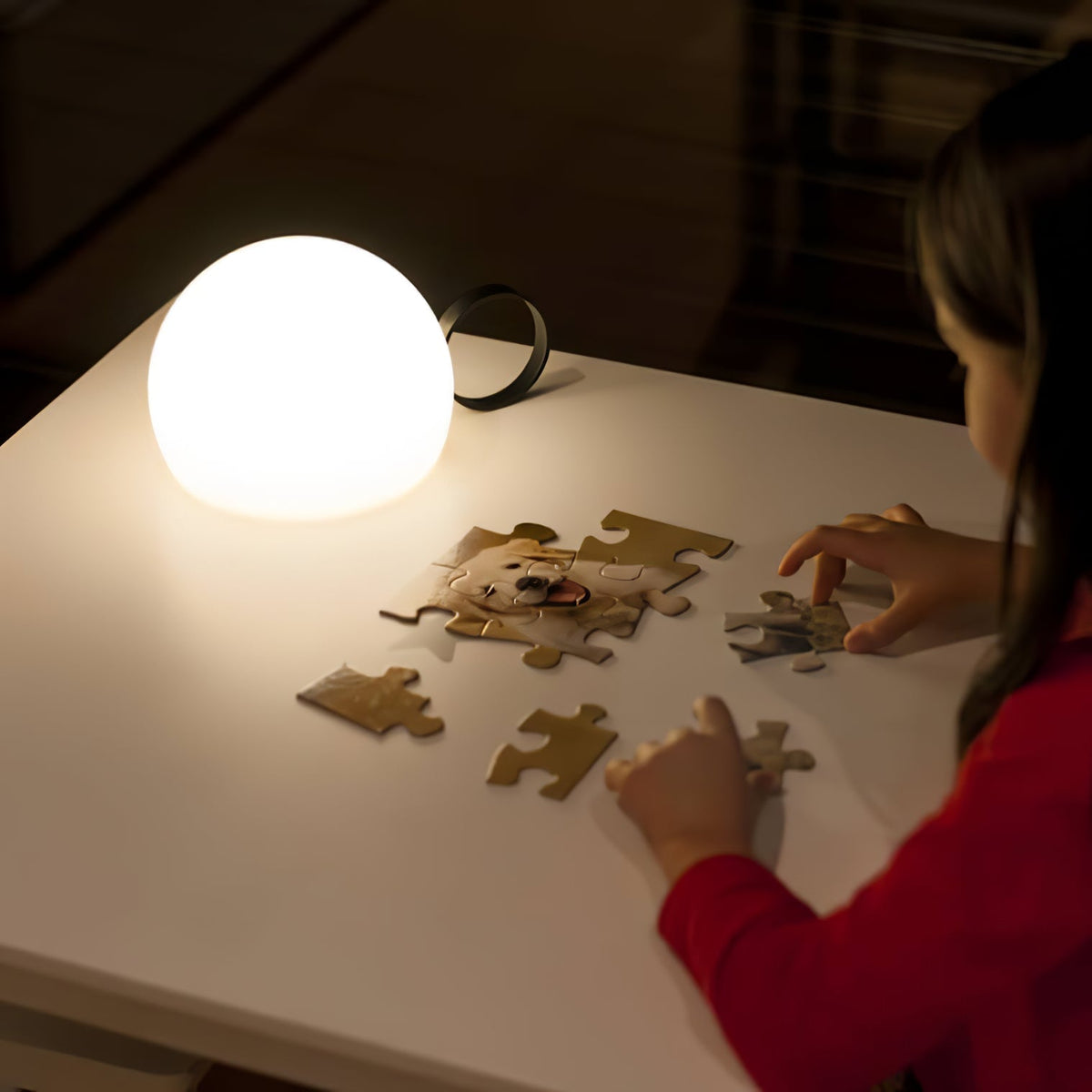 Lámpara de mesa recargable Aroleta en una terraza al anochecer – imagen 25
