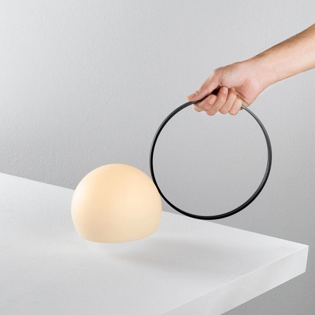 Lámpara de mesa recargable Aroleta en una terraza al anochecer – imagen 7