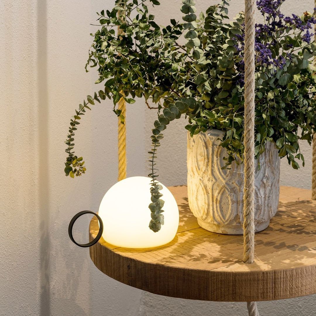 Lámpara de mesa recargable Aroleta en una terraza al anochecer – imagen 26
