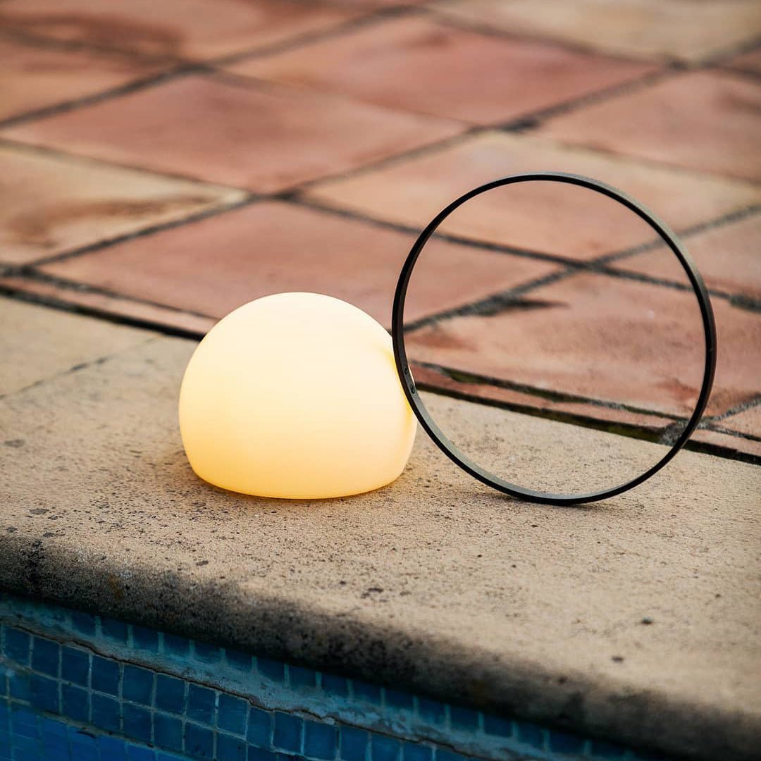 Lámpara de mesa recargable Aroleta en una terraza al anochecer – imagen 10